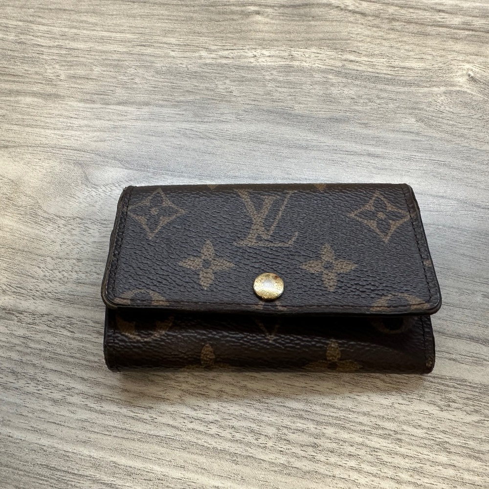 Authentic Louis Vuitton six ring key holder